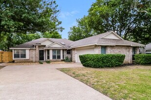 107 Hollywood Dr in Glenn Heights, TX - Building Photo