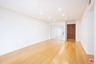 1154 S Barrington Ave in Los Angeles, CA - Foto de edificio - Building Photo