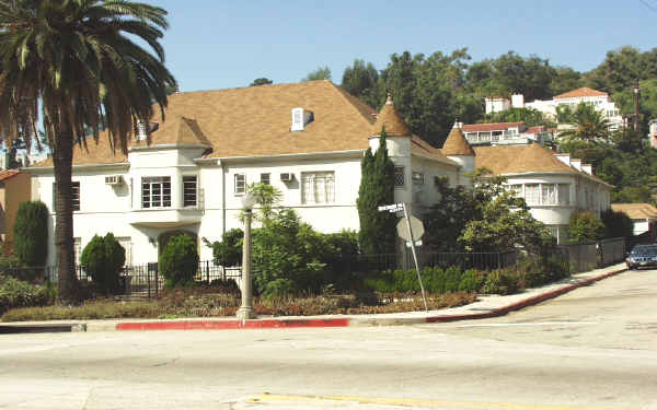2285 N Beachwood Dr in Los Angeles, CA - Building Photo