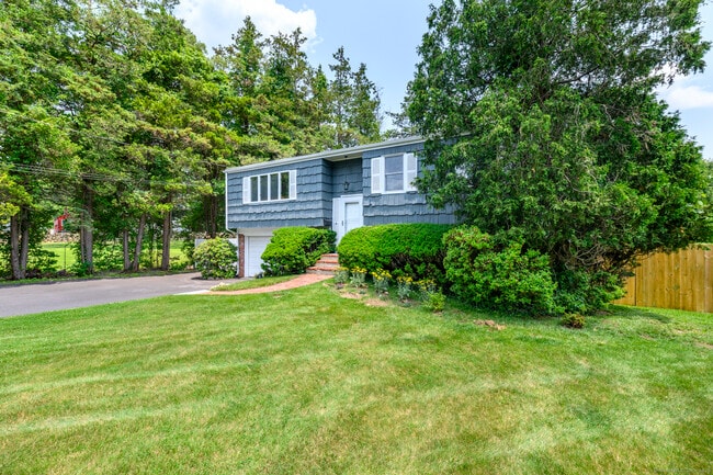 10 Stanwick Pl in Stamford, CT - Building Photo - Building Photo