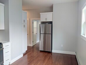 42 Crescent St, Unit 2 in Somerville, MA - Building Photo - Building Photo
