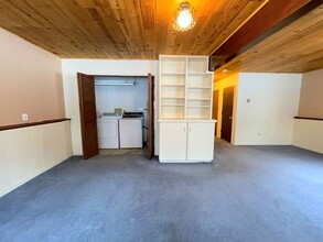 2405 Glenkerry Dr in Anchorage, AK - Building Photo - Building Photo