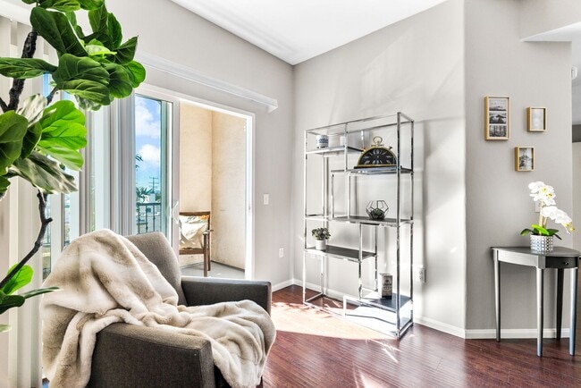 Sunland Gardens LLC in Sun Valley, CA - Building Photo - Building Photo