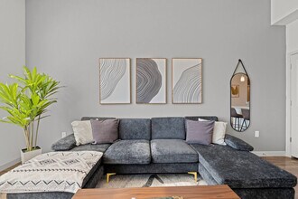 711 W Broadway Rd in Tempe, AZ - Foto de edificio - Building Photo