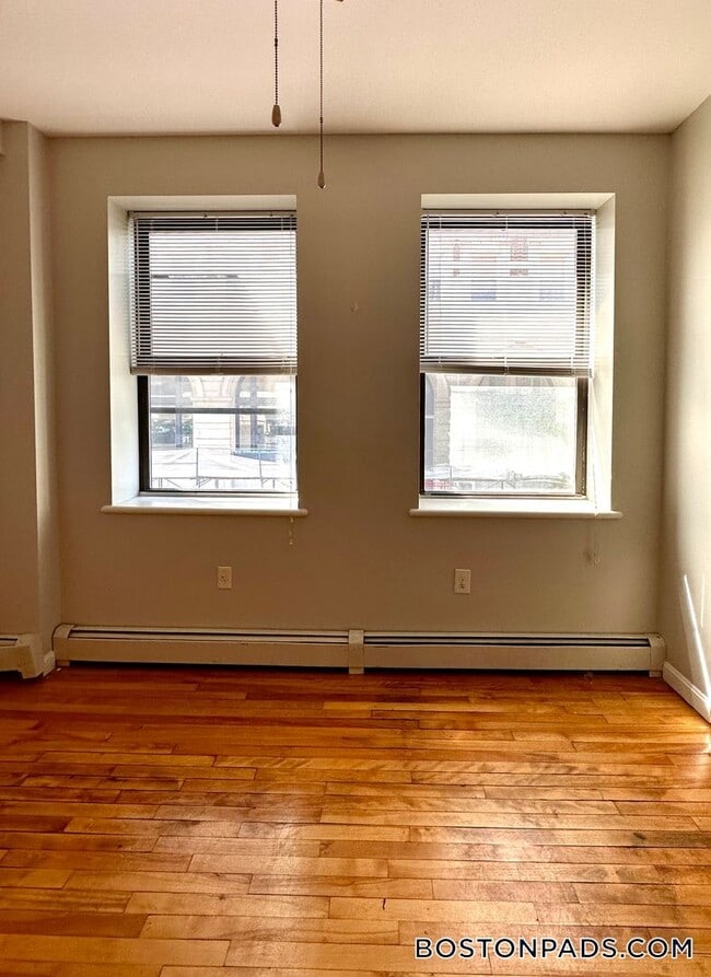 8 Portland St in Worcester, MA - Foto de edificio - Building Photo