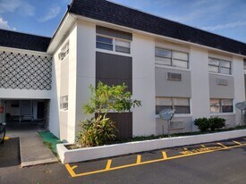 Great location and amazing prices in Tampa, FL - Building Photo