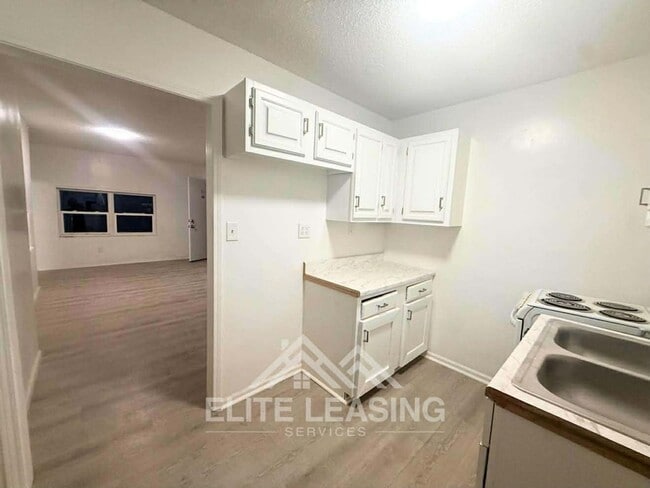 1438 SW Van Buren St in Topeka, KS - Building Photo - Building Photo