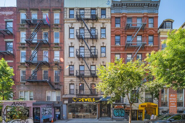 24 Saint Marks Pl in New York, NY - Building Photo - Building Photo