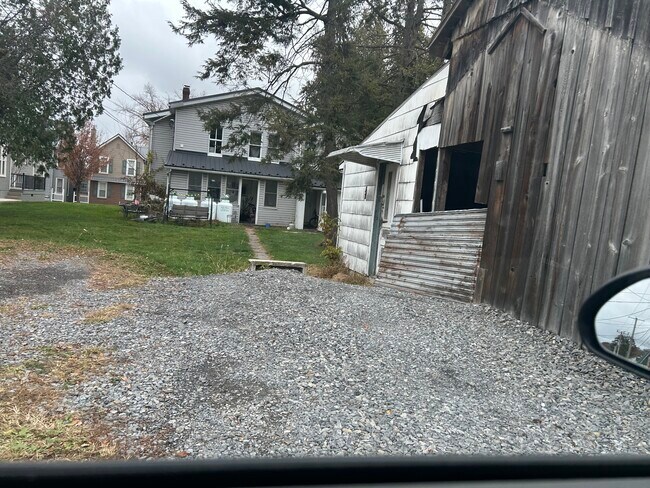 607 Chestnut St in Mifflinburg, PA - Building Photo - Building Photo