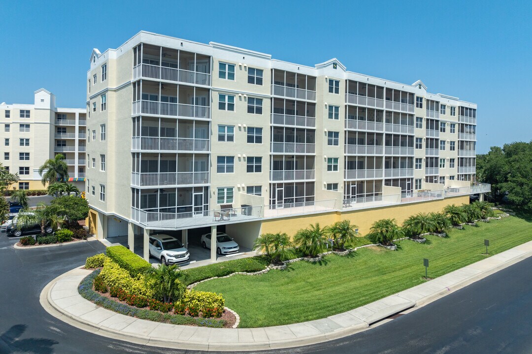 Country Club Condominiums in Largo, FL - Building Photo