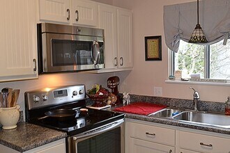 504 Heritage Vlg in Southbury, CT - Building Photo - Building Photo