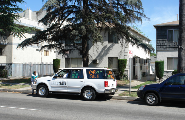 15929 Sherman Way in Van Nuys, CA - Building Photo - Building Photo