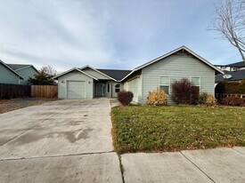 2911 NW 22nd St in Redmond, OR - Building Photo