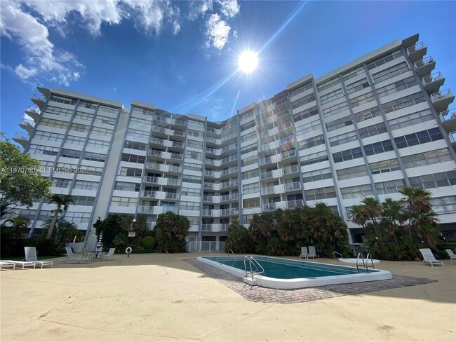 1300 NE Miami Gardens Dr in Miami, FL - Foto de edificio - Building Photo