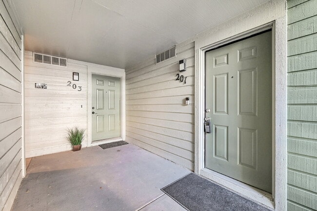 148 W Rockrimmon Blvd in Colorado Springs, CO - Foto de edificio - Building Photo