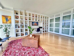 601 NE 36th St, Unit 1403 in Miami, FL - Building Photo - Building Photo