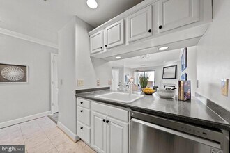 1050 N Stuart St in Arlington, VA - Building Photo - Building Photo