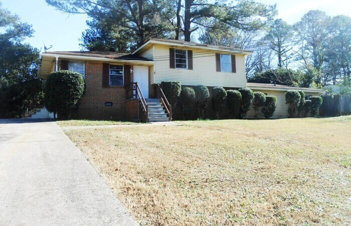 8238 Redwood Dr in Jonesboro, GA - Building Photo