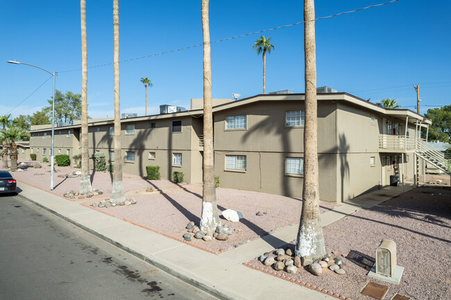 Christown Villa Apartments in Phoenix, AZ - Foto de edificio - Building Photo