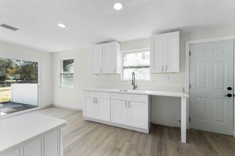 1021 Flagler Ave in Edgewater, FL - Building Photo - Building Photo