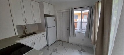 602 SE 2nd Ave in Dania Beach, FL - Building Photo - Building Photo