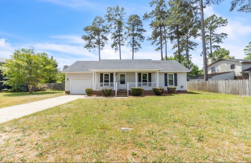 7241 Avila Dr in Fayetteville, NC - Foto de edificio