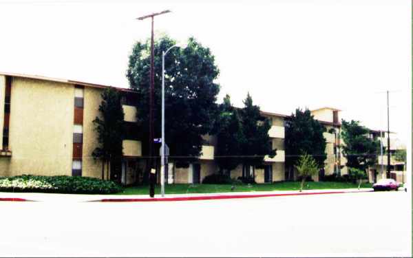 Reflections at Sepulveda in Mission Hills, CA - Building Photo