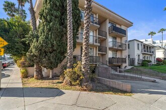 5555 W 8th St, Unit 207 in Los Angeles, CA - Building Photo - Building Photo