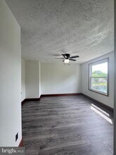 8336 Claremont Woods Dr in Alexandria, VA - Foto de edificio - Building Photo