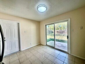 2143 Henrietta St in San Antonio, TX - Building Photo - Building Photo