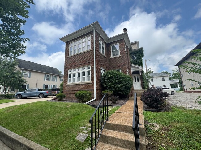 property at 907-909 S 4th St