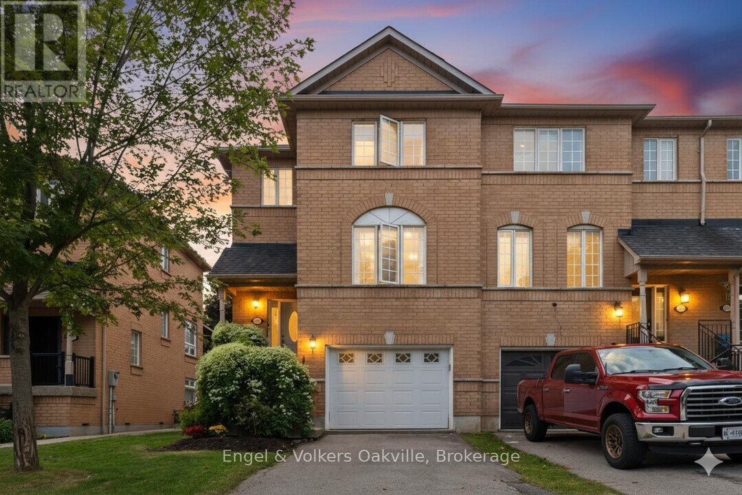 2561 Gill Crescent in Oakville, ON - Building Photo