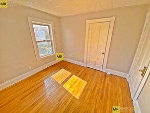 28 Richardson St, Unit 2 in Boston, MA - Foto de edificio - Building Photo