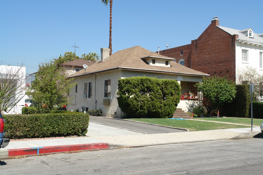 201 W Palmer Ave in Glendale, CA - Building Photo