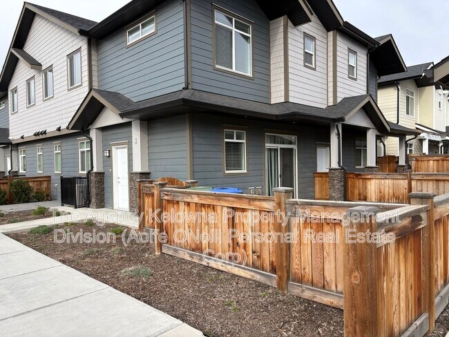 1001 Stockwell Ave in Kelowna, BC - Building Photo - Building Photo