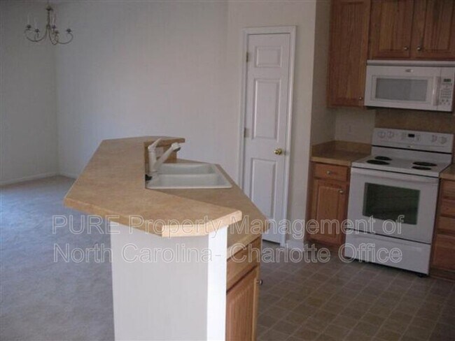 5742 Bent Creek Cir in Charlotte, NC - Building Photo - Building Photo