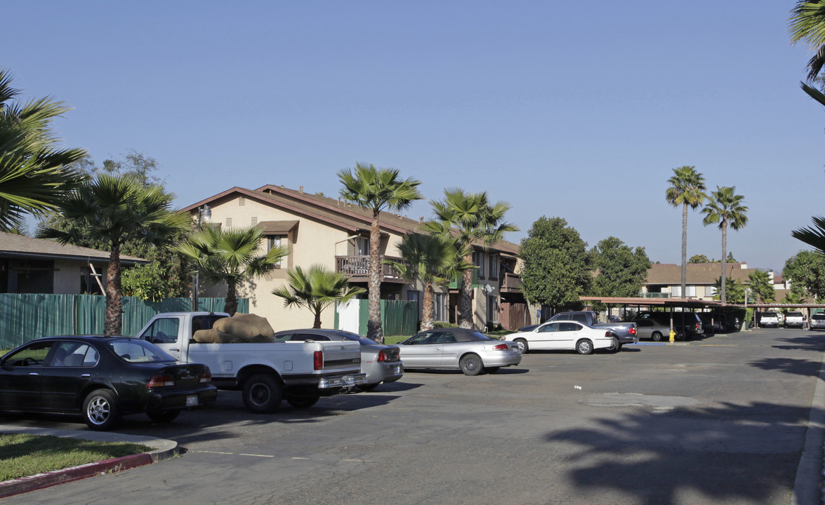 Crossings at Escondido Manor in Escondido, CA - Foto de edificio