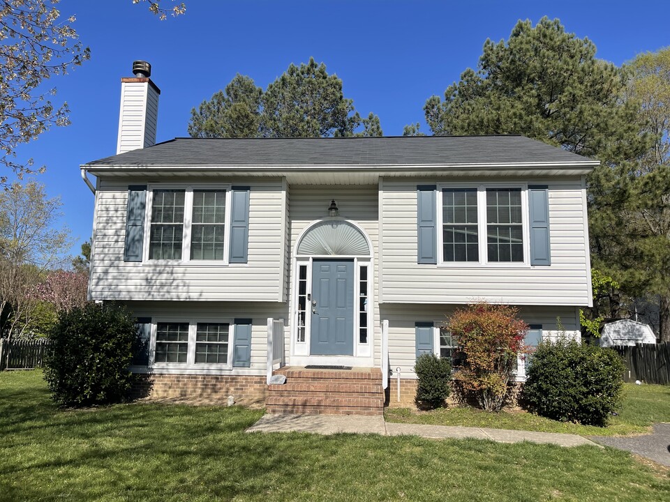 8811 Henly Ct in Fredericksburg, VA - Foto de edificio