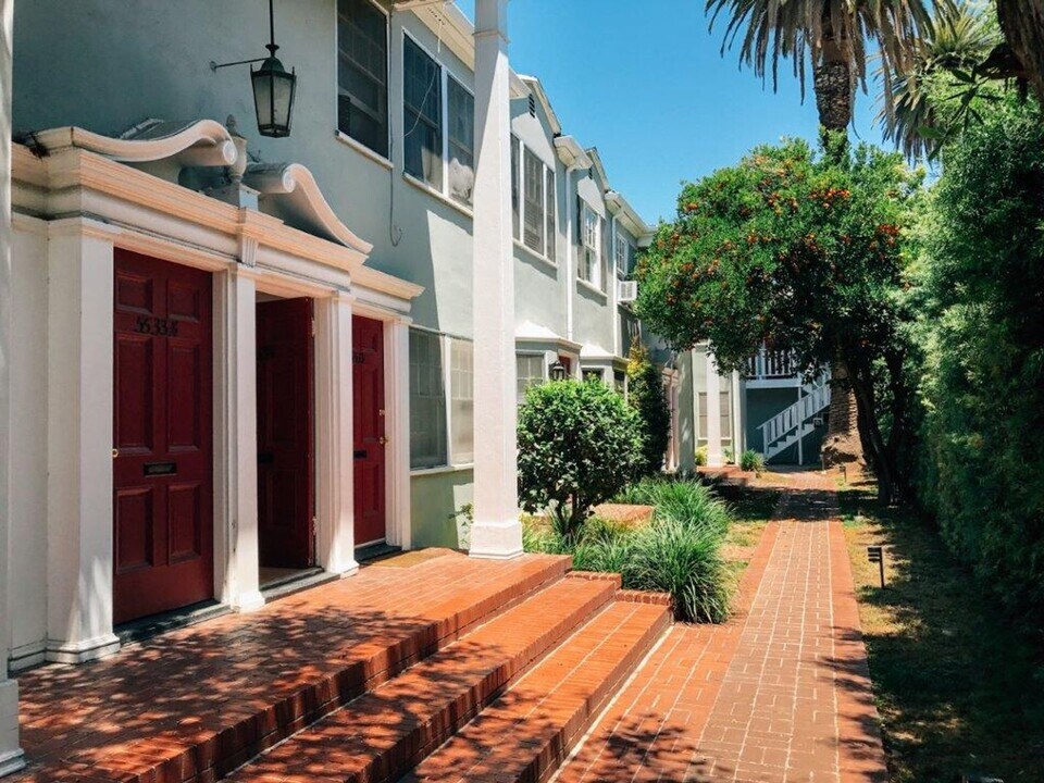 5529-5533 Harold Way in Los Angeles, CA - Building Photo