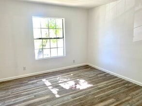 14914 Hamlin St, Unit 101 in Van Nuys, CA - Building Photo - Building Photo