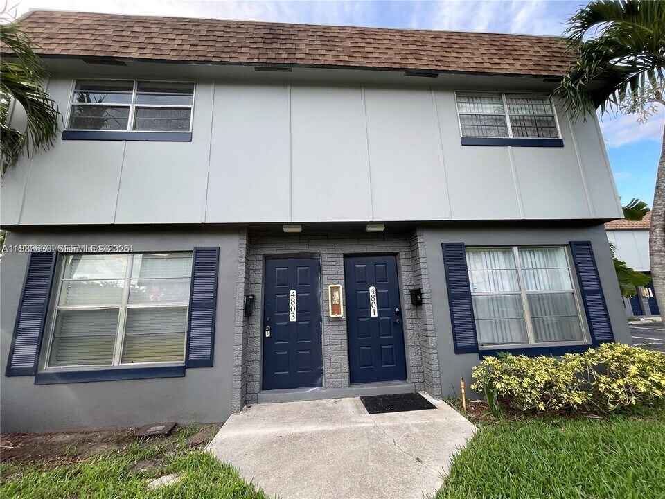 4803 NW 9th Dr in Plantation, FL - Building Photo