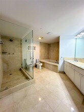 8855 Collins Ave, Unit 8A in Surfside, FL - Foto de edificio - Building Photo