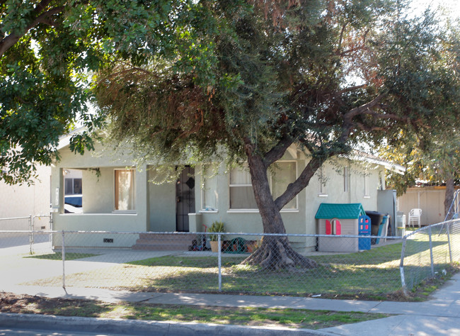 4630 Live Oak St in Bell, CA - Foto de edificio - Building Photo