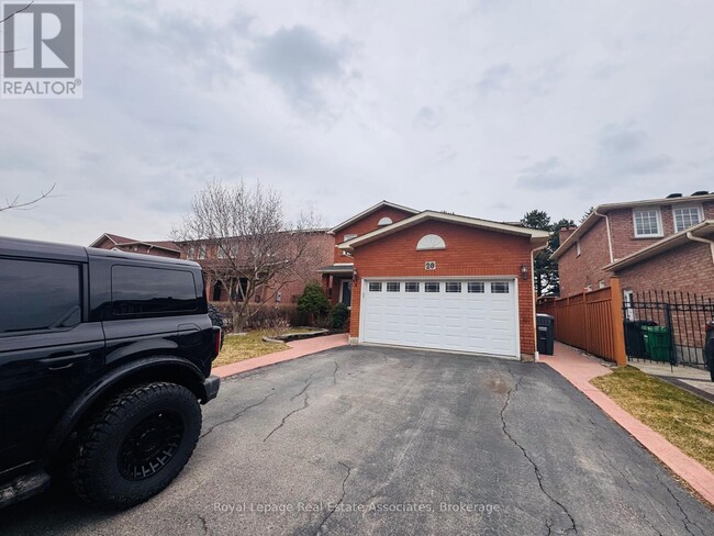 20 Inverary Dr in Brampton, ON - Building Photo - Building Photo