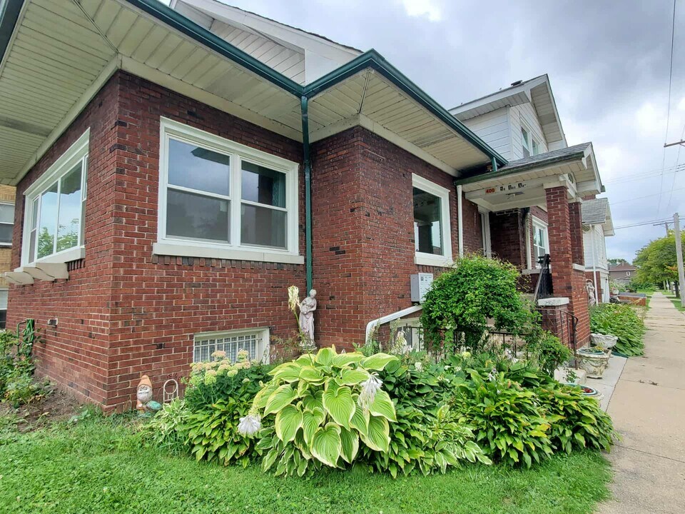 400 S 4th Ave, Unit Spacious 3 bedroom, 1 bat in Maywood, IL - Building Photo