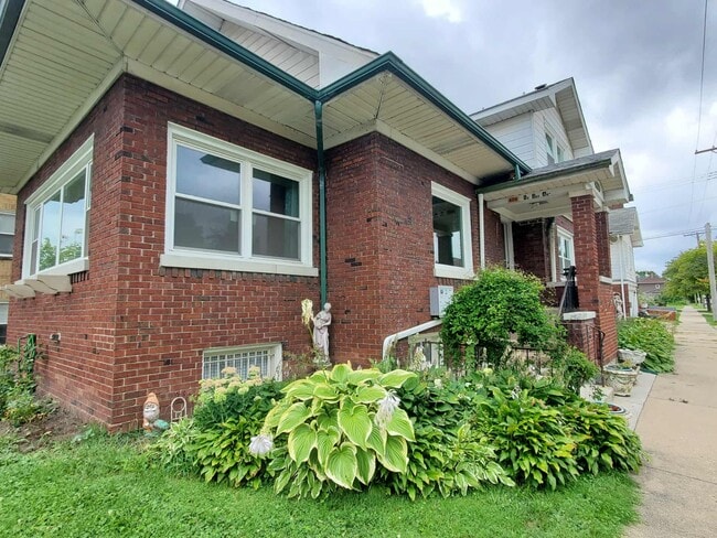 400 S 4th Ave, Unit Spacious 3 bedroom, 1 bat