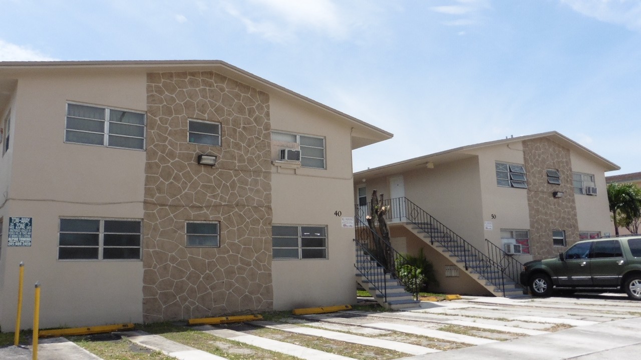 An Vio Apartments in Hialeah, FL - Foto de edificio