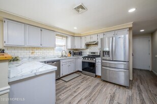 570 Eltone Rd in Jackson Township, NJ - Building Photo