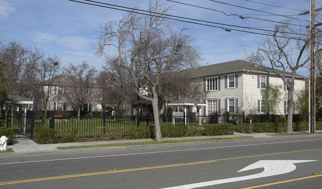 Broadway Gardens in Alameda, CA - Building Photo - Building Photo