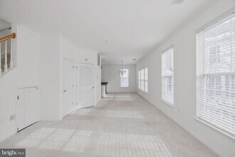 5108 English Terrace, Unit 104 in Alexandria, VA - Foto de edificio - Building Photo